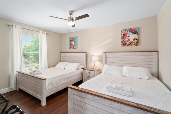 Nyumba hii ni bora kwa makundi makubwa na chumba hiki cha kulala kinaweza kuchukua watu wanne