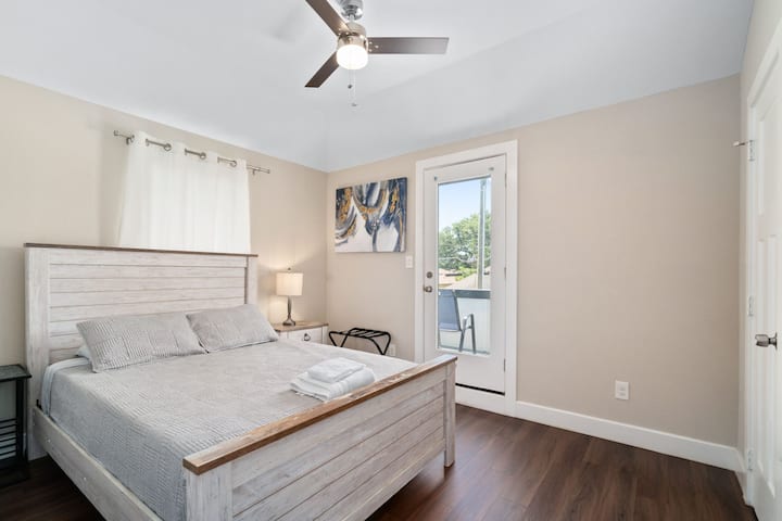 Pumzika baada ya siku ndefu katika kitanda hiki cha ukubwa wa kifahari. 