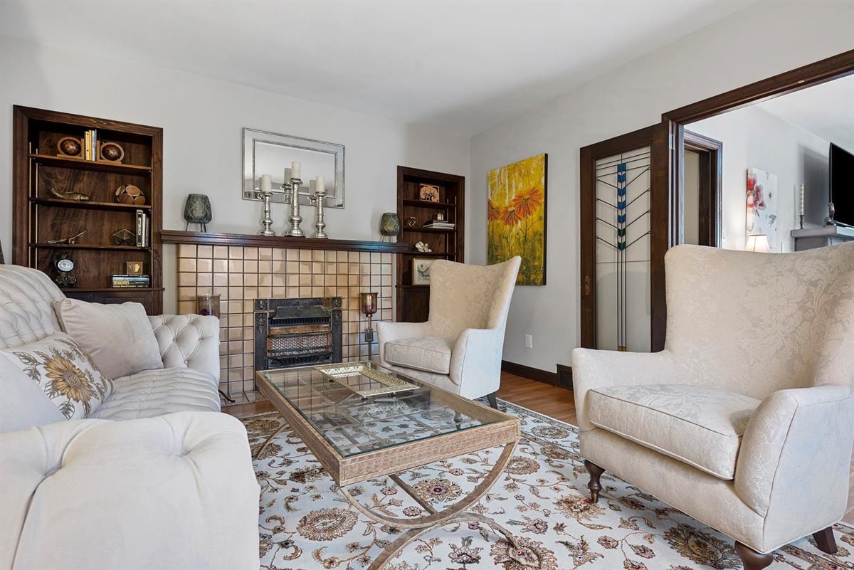 Sebule rasmi 
Milango midogo ya kioo yenye madoa ni baadhi ya maelezo ya awali ya fundi yaliyoonyeshwa kwenye nyumba nzima