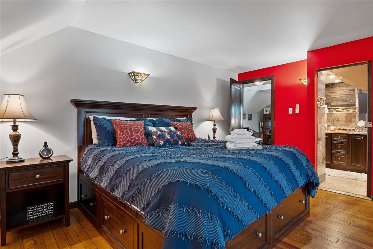 Chumba cha kulala cha Master
Ghorofa ya juu - kina vitanda vya ukubwa wa king, kabati la kuingia ndani, kabati mbili kubwa, na seti ya kusoma na kupumzika.  Hii ni sehemu kubwa yenye bafu kubwa inayokaribiana.  Pia kuna TV ya 55"iliyosimamishwa kutoka kwenye ukuta 