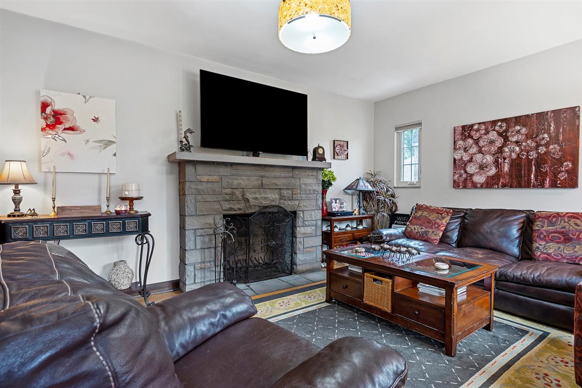 Chumba cha familia/ sebule - pumzika mbele ya TV ya 70"na utazame filamu au upumzike baada ya siku ya kuchunguza jiji la chuma.  Chumba hicho kina kochi, kiti cha ngozi kilichoegemea na kiti kingine cha mkono.  