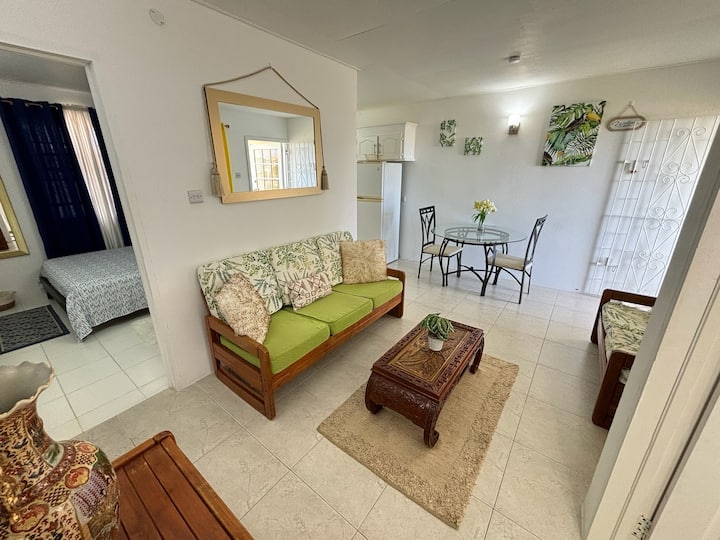 Scenic Upstairs Views Swim&surf - Sea Rocks Beach - Barbade