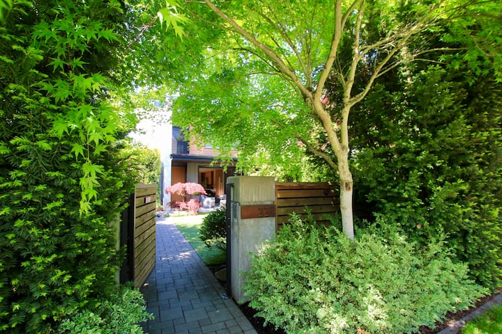 A Little Luxurious Home Away From Home - North Vancouver