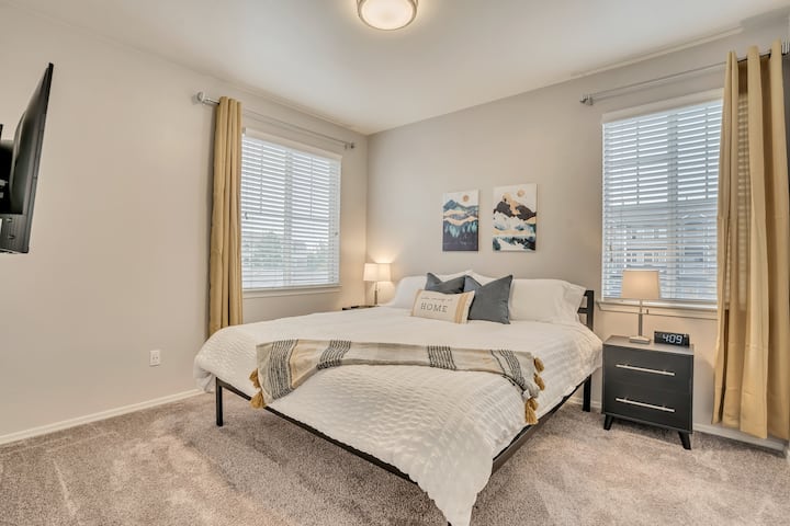 חדר שינה שני עם מיטת קינג וטלוויזיה 4K.