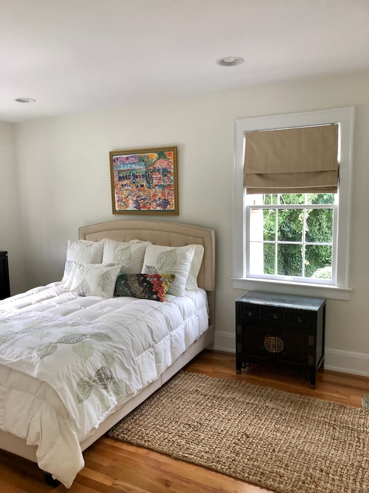 การพักผ่อนในห้องนอนที่เต็มไปด้วยจิตวิญญาณพร้อมผ้าปูที่นอนหรูหรา