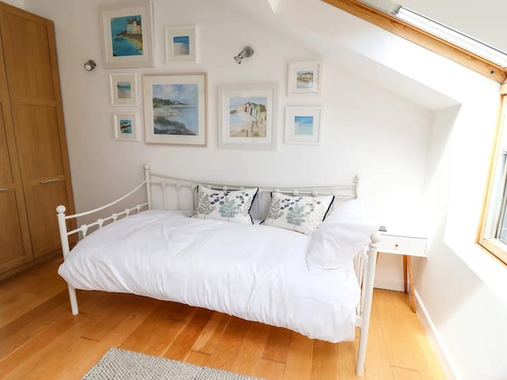 Საძინებელი 4: ერთადგილიანი, რომელიც მდებარეობს საცხოვრებლის მე-3 სართულზე. 