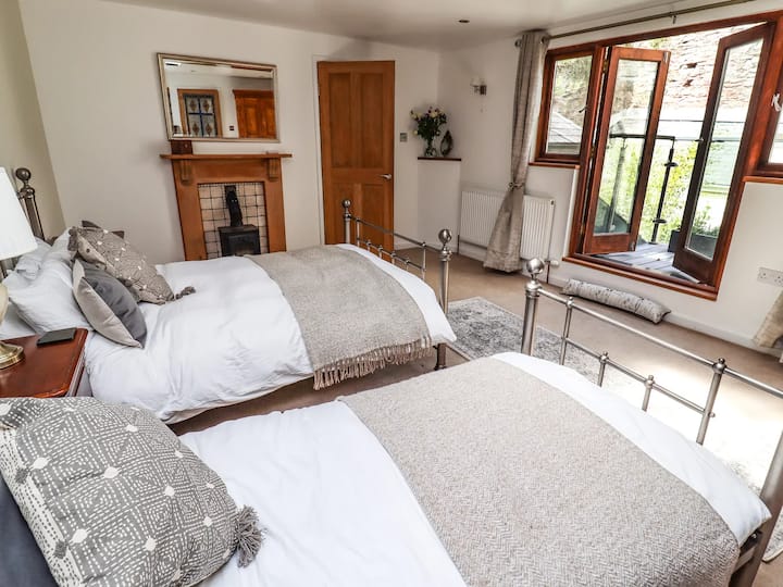 Საძინებელი 3: საოჯახო ოთახი - ჟურნალის სანთურით, აივნითა და კინოთეატრის შესასვლელით. დაიძინეთ 3. 