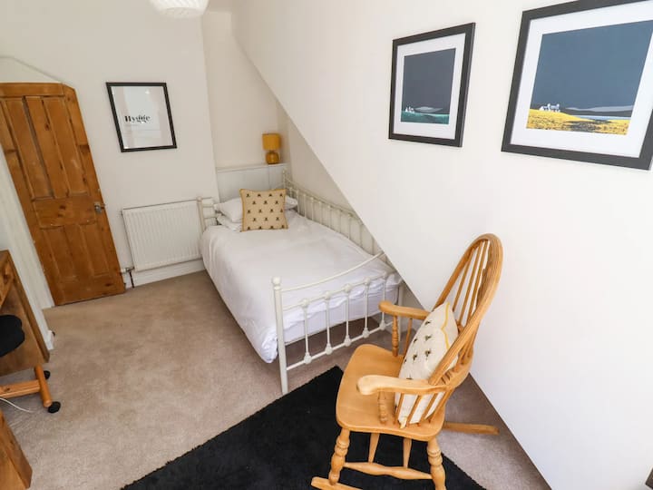 Საძინებელი 2: ერთადგილიანი ოთახი/სწავლა ობიექტის მე-3 სართულზე. Ის უზრუნველყოფს წვდომას სახურავის ტერასაზე/ბაღზე. Უზრუნველყოფილია კომპიუტერის ეკრანი და სამუშაო/სამუშაო მაგიდის სკამი. 