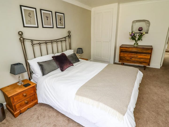 Საძინებელი 5: ორადგილიანი, საოჯახო სააბაზანოთი. მეორე დონე. 