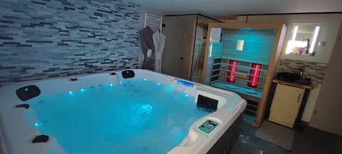 Cottage with private jacuzzi, sauna, love room, relax