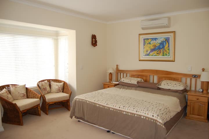 חדר שינה ראשי עם חלון מפרץ