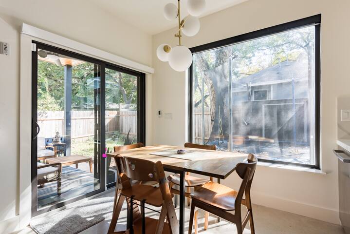 Steps to South Congress Shops, Restaurants & Cafes gallery image 3