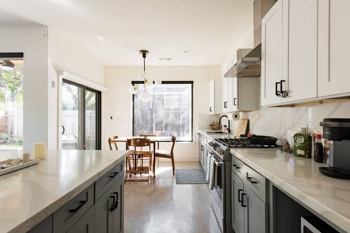 Steps to South Congress Shops, Restaurants & Cafes gallery image 4