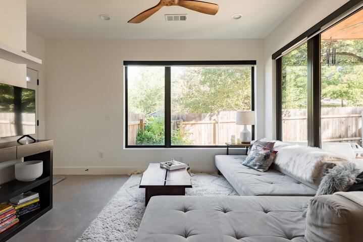 Steps to South Congress Shops, Restaurants & Cafes gallery image 5