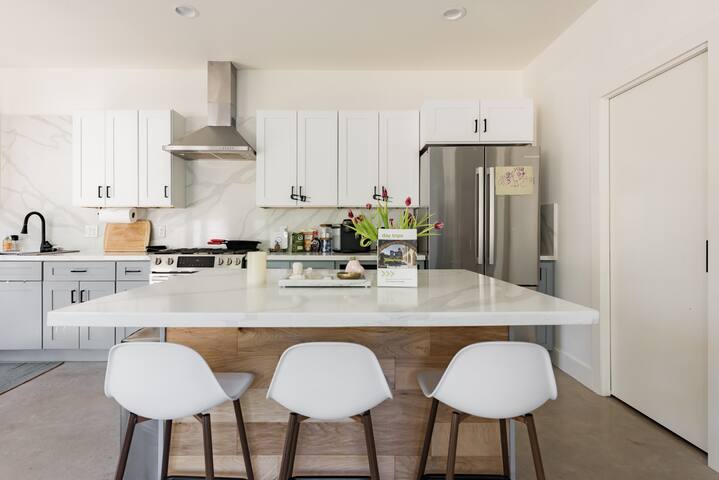 Steps to South Congress Shops, Restaurants & Cafes gallery image 2