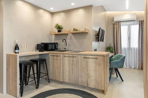 Top performing Airbnb: * Heated jacuzzi, Acropolis view rooftop studio * in ΜΕΤΣ