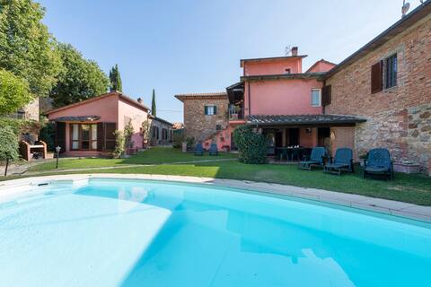 Villa Rosina-With private pool and gym near Arezzo