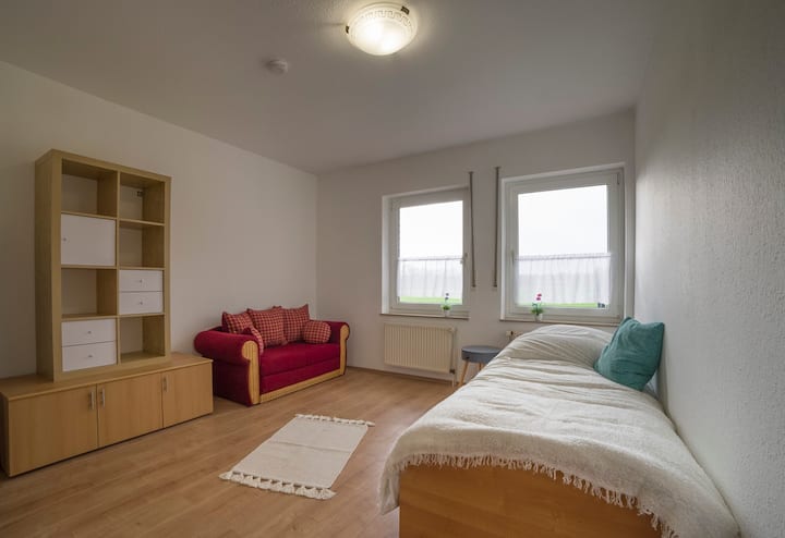 piccola camera da letto con letto singolo e divano letto