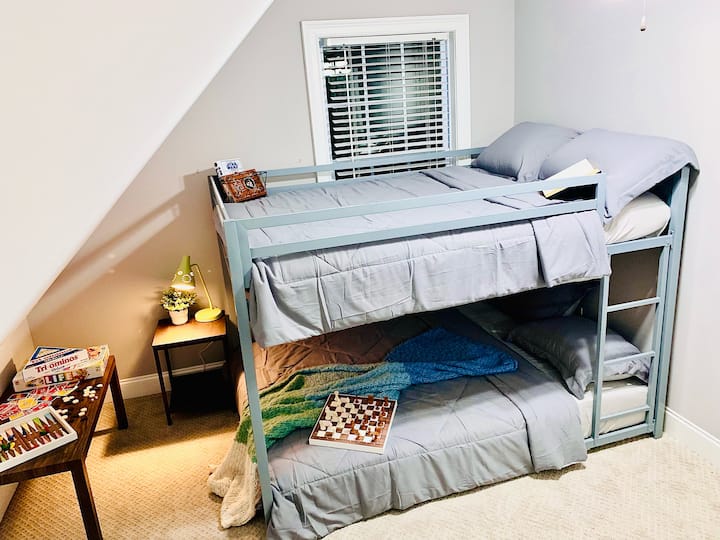 Ბავშვებსა და ზრდასრულებში პოპულარული არის მყუდრო ორსართულიანი საწოლი ძილის მოსაწყობად.