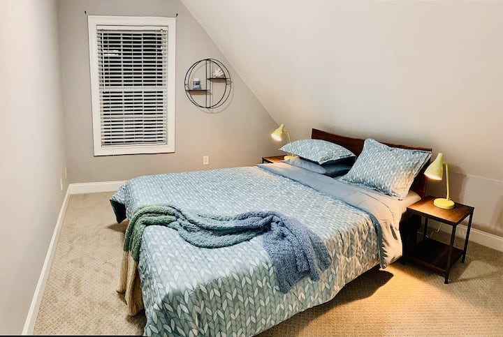 Ზემოთ დაგხვდებათ შეუმჩნევლად რბილი საწოლი, რომელიც დაღლილი სტუმრების ფეხებს დაისვენებს.