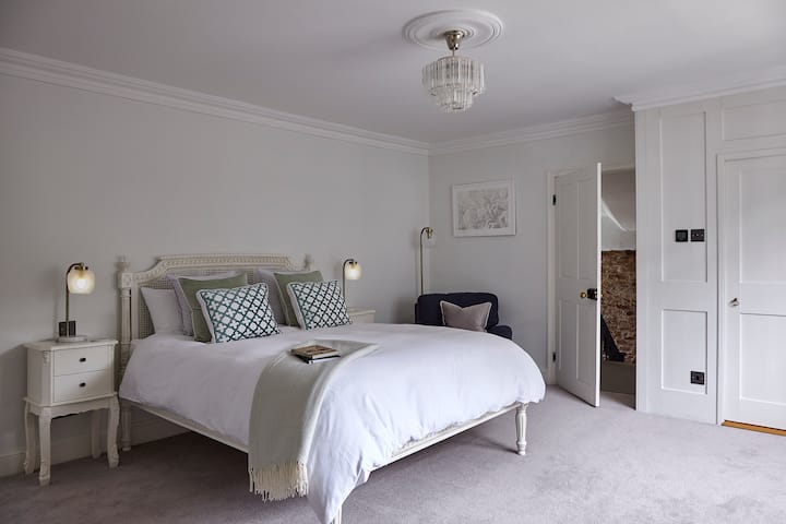 всяка спалня е индивидуално проектирана, тази щедро обзаведена спалня има възглавници с перо и твърд матрак