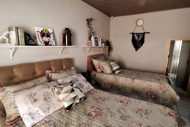 มัณฑนากรพิเศษของเราใน macramê ให้ความรู้สึกนุ่มนวลในการตกแต่ง อ๊ะและถ้าคุณต้องการอ่านต่อในห้องนี้เรามีหนังสือให้คุณอ่านขณะเข้าพักกับเรา 