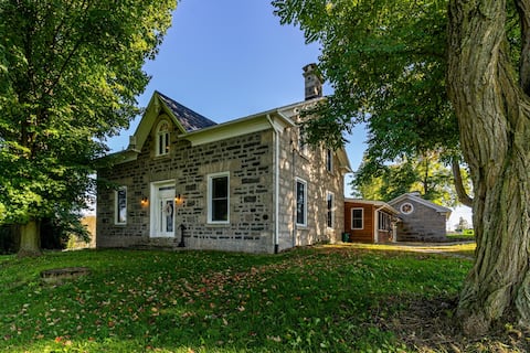 Luxury 1800s Farmhouse: Private Pool & Hot Tub