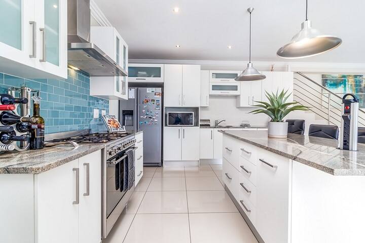 Family Home, 3 bedroom, Pool, Central Durbanville gallery image 4