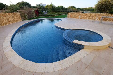 Is-Settah 2 Xaghra Gozo Villa with pools & garden