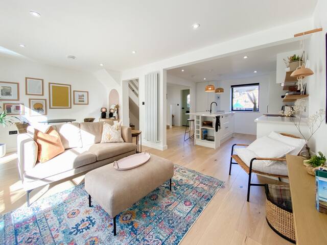 Stylish Designer Garden Home near Tower Bridge