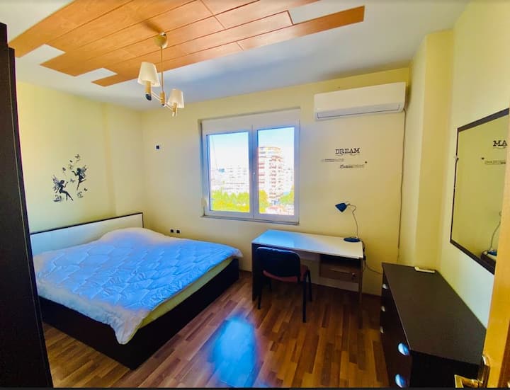 Chumba cha 3 cha kulala kilicho na kitanda cha Queen, sehemu ya kufanyia kazi, droo / kabati la kujipambia, sehemu binafsi ya AC / hita