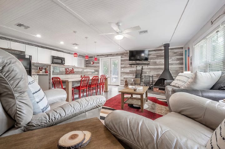 Cozy Riverfront Retreat -Natural Springs Abound! - Florida