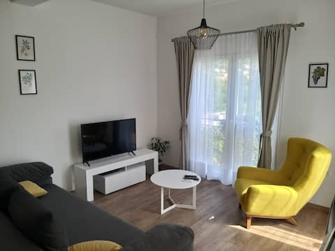 Top Airbnb: Lovely 1-bedroom apartment with garden view 2 in Mrčevac