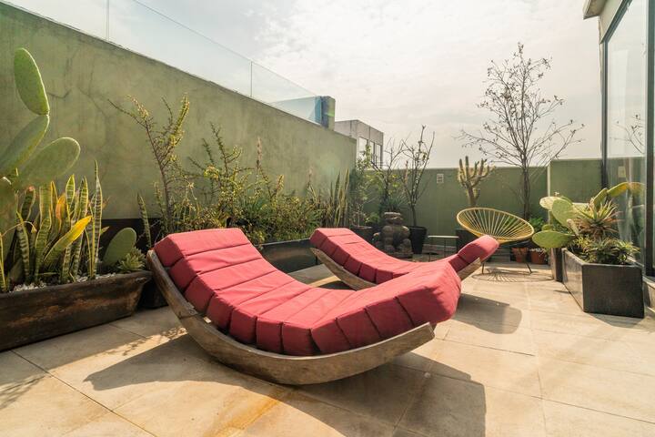 Penthouse, 2 Floors, 3 Private Decks, Pool, 3 bed gallery image 4