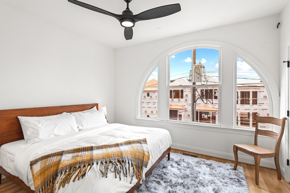 1 cama tamaño king en el dormitorio principal con tv.