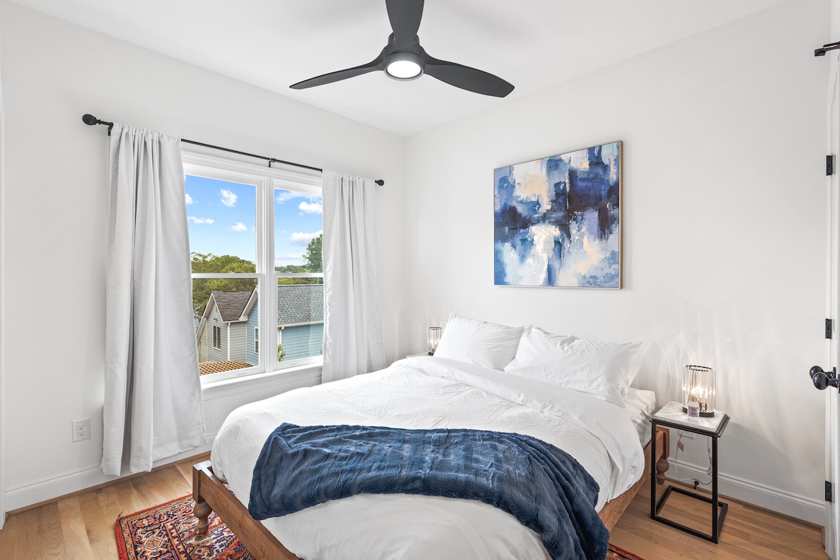 Cama Queen en el dormitorio de invitados con TV.