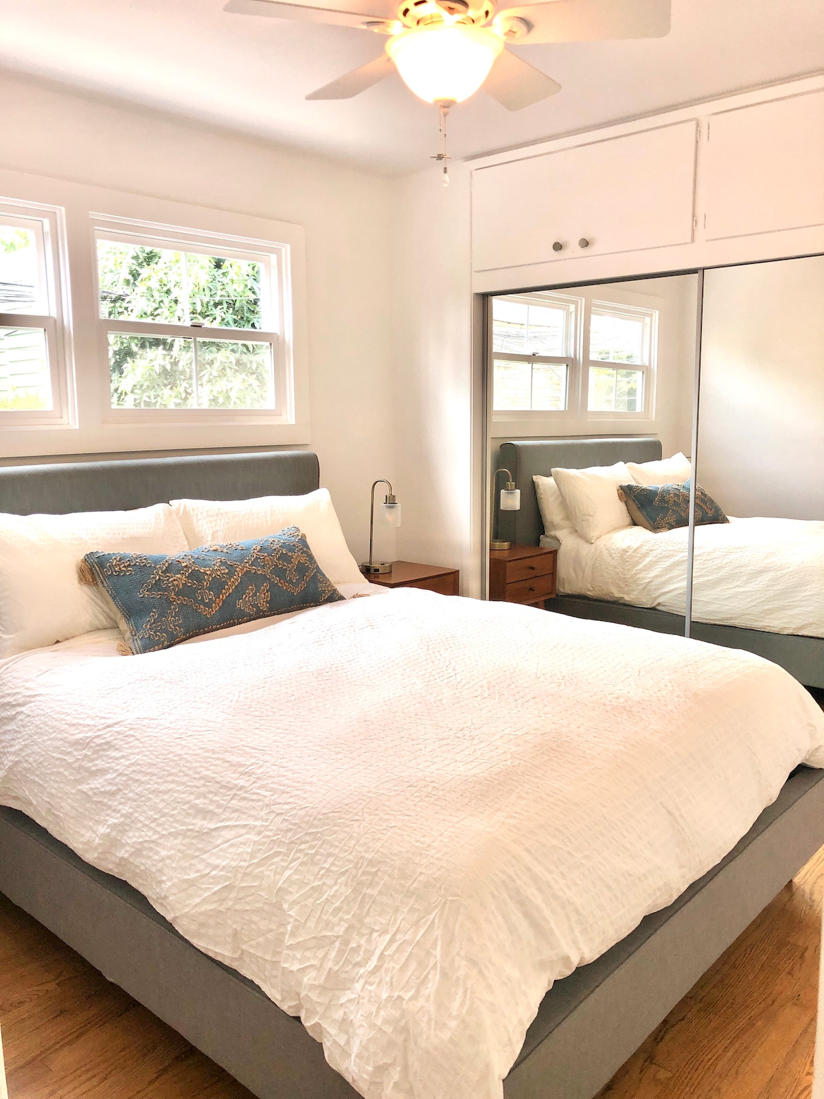 这套公寓距离海滩仅几步之遥，是度假、长期住宿或训练访问的完美选择，包括运动员、教练和来参加LA28奥运会的游客。