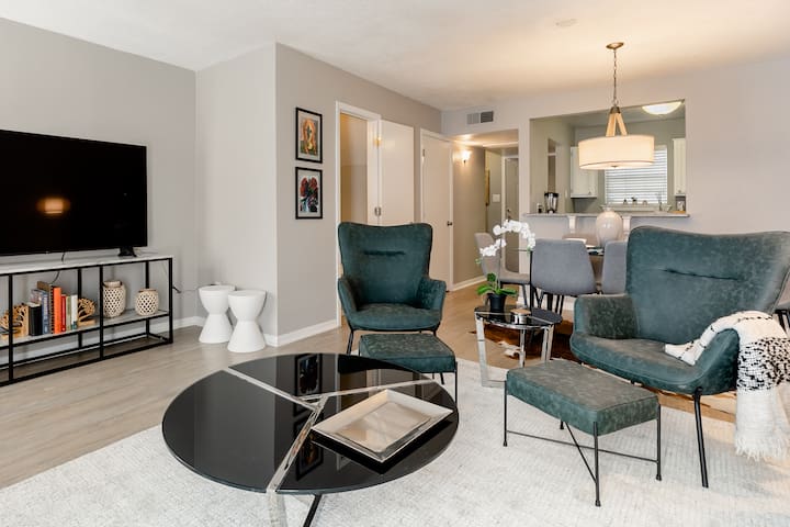 Sophisticated brownstone townhome 2BR Pet friendly