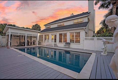 Across street from Beach, Heated Pool, Hot Tub!