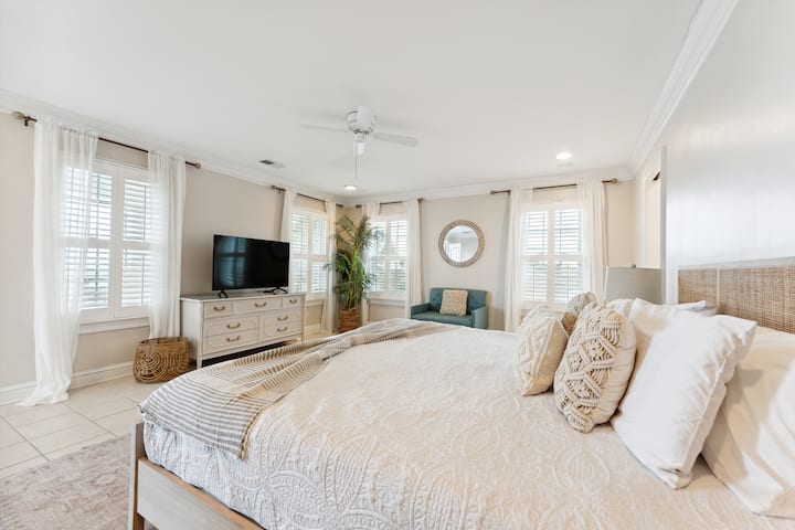 غرفة نوم رئيسية ضخمة، إطلالة على المحيط!