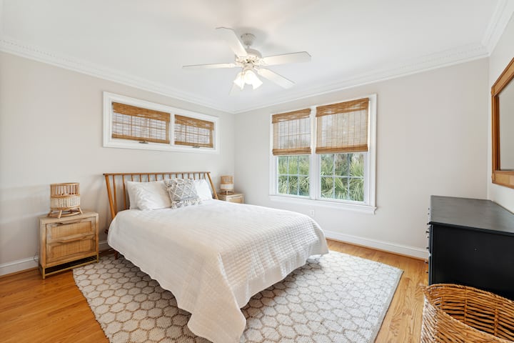 غرفة نوم في الطابق الثاني بسرير كوين وحمام جاك وجيل