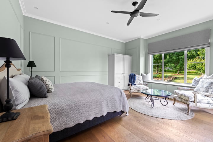 Საძინებელი 1 - საფრანგეთის პროვინციული ავეჯი, ჩრდილოეთისკენ მიმართული ფანჯრის სავარძელი, ბაღის ხედები.  Მოთხოვნისამებრ, საოცნებო საწოლი შეიძლება გაიყოს მარტოხელებად. Გაყოფილი სისტემა და ჭერის ვენტილატორი და სამუშაო მაგიდა, თუ მუშაობა გიწევთ 