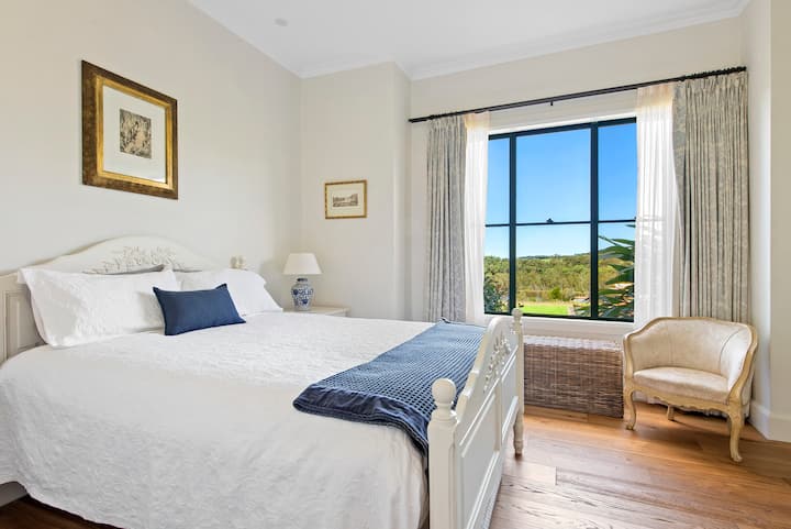 Დედოფლის საძინებელი სამხრეთით იყურება. 