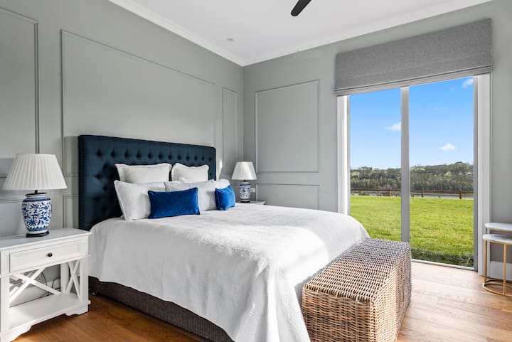 Დასავლეთის ფრთის მთავარი საძინებელი, დიდი საწოლი, სოფლისა და ბაღის ხედები,  პირადი ვერანდა. გაითვალისწინეთ დიდი საწოლი, რომელიც შეიძლება გაიყოს 2 ცალკემდგომი.     