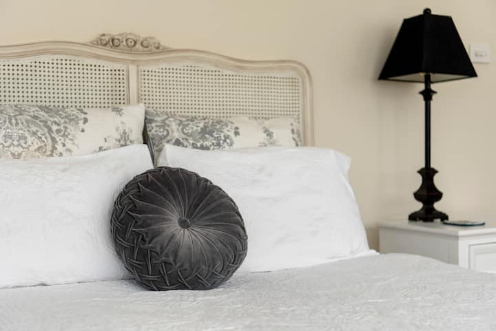 Დედოფლის საძინებელი გვერდითა ვერანდაზე პირდაპირი წვდომით. 