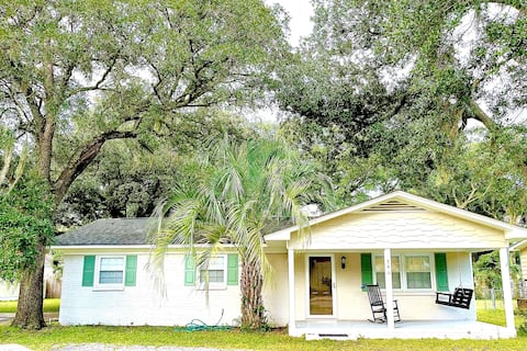 Top performing Airbnb: Downtown Marshwalk Cottage in Georgetown
