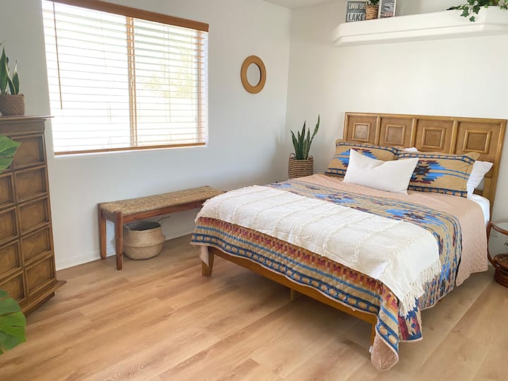 Dormitorio 1 con cama tamaño queen.