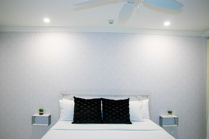 Пространа главна спална соба со брачен кревет (широк 150-179 см).