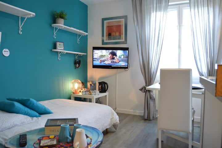 พื้นที่นอนที่สื่อสารกับห้องนอนใหญ่แบบสตูดิโอในอพาร์ทเมนท์ (เดิน 5 นาทีจากวิลล่า) 