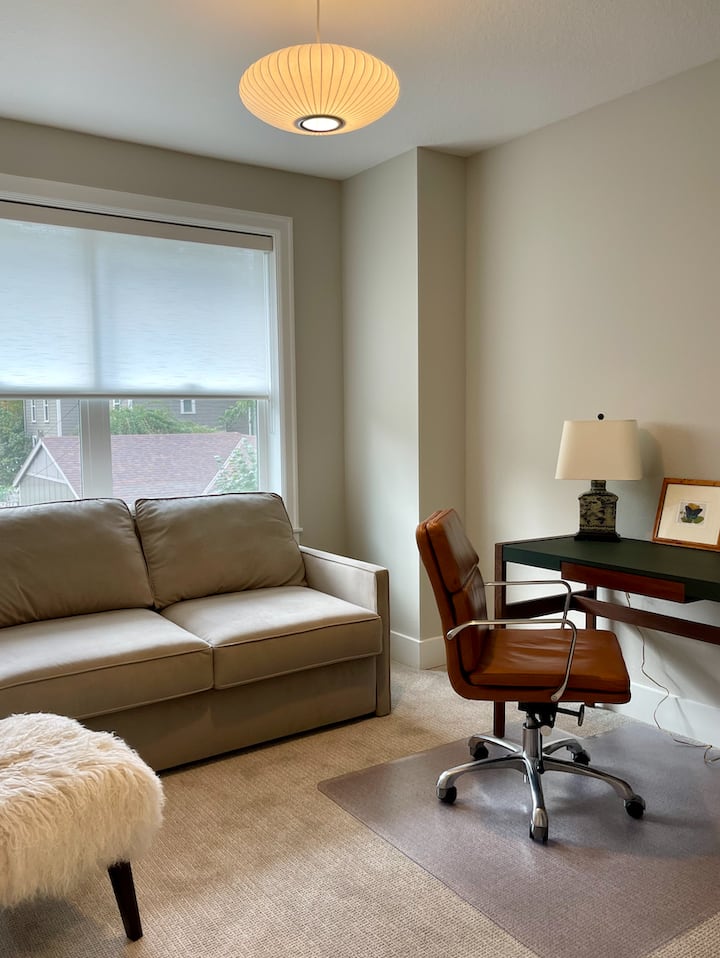 חדר שינה שלישי עם ספה מלאה וספה נפתחת